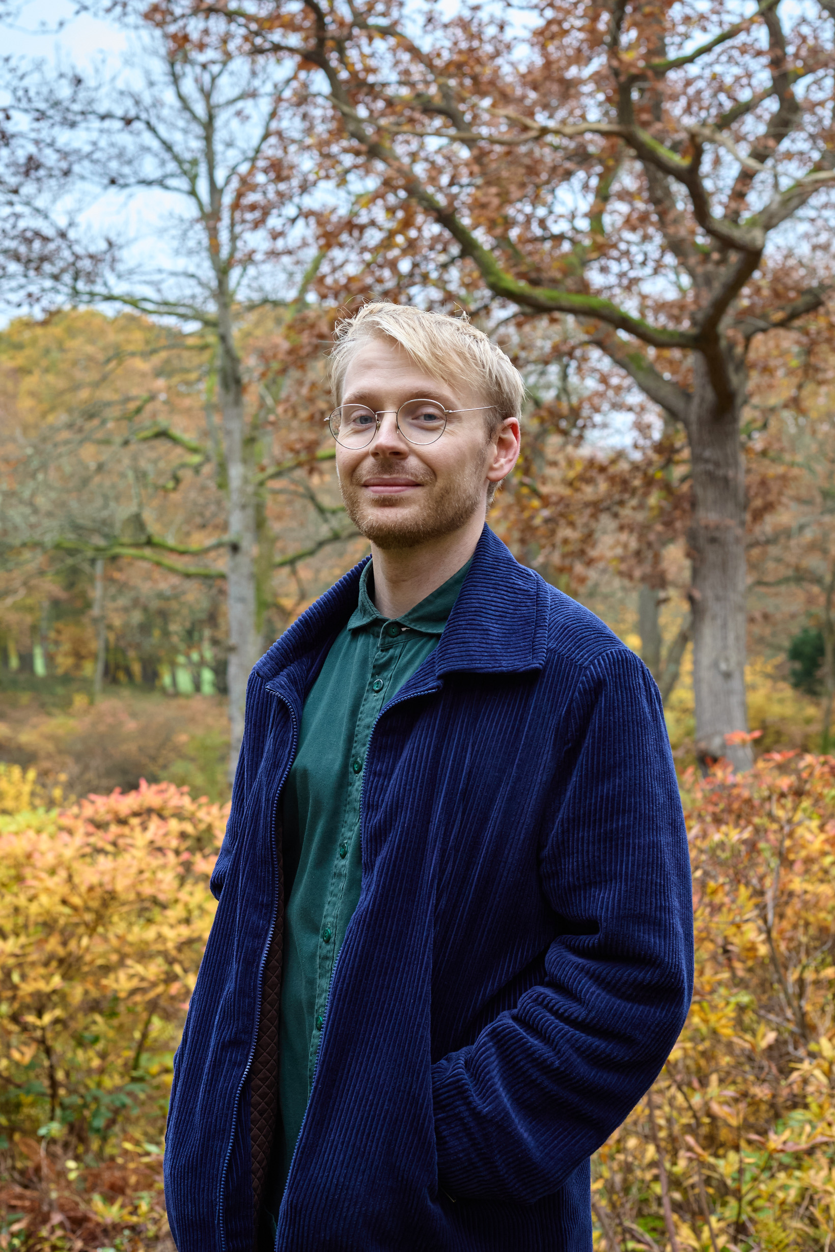 Isac Blixt, legitimerad psykolog står i en park på hösten